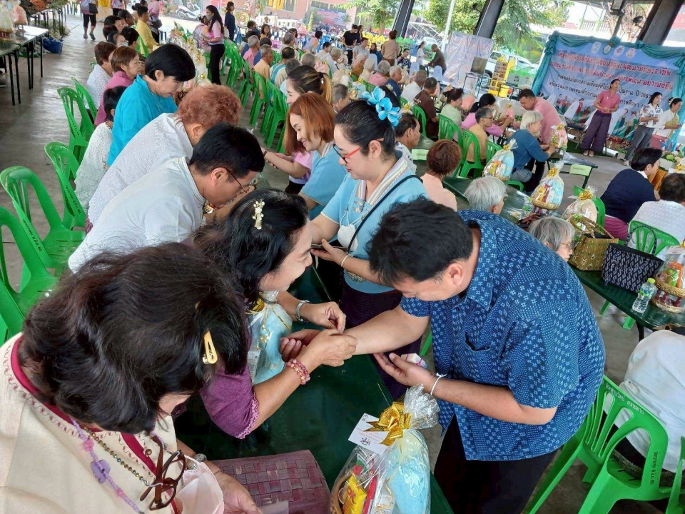 เทศบาลตำบลสันป่าตองจัดทำโครงการสืบสานประเพณี วัฒนธรรมล้านนา สระเกล้าดำหัวผู้สูงอายุ ประจำปีงบประมาณ พ.ศ.2568 ภาพที่ 34 | https://www.sanpatong.go.th