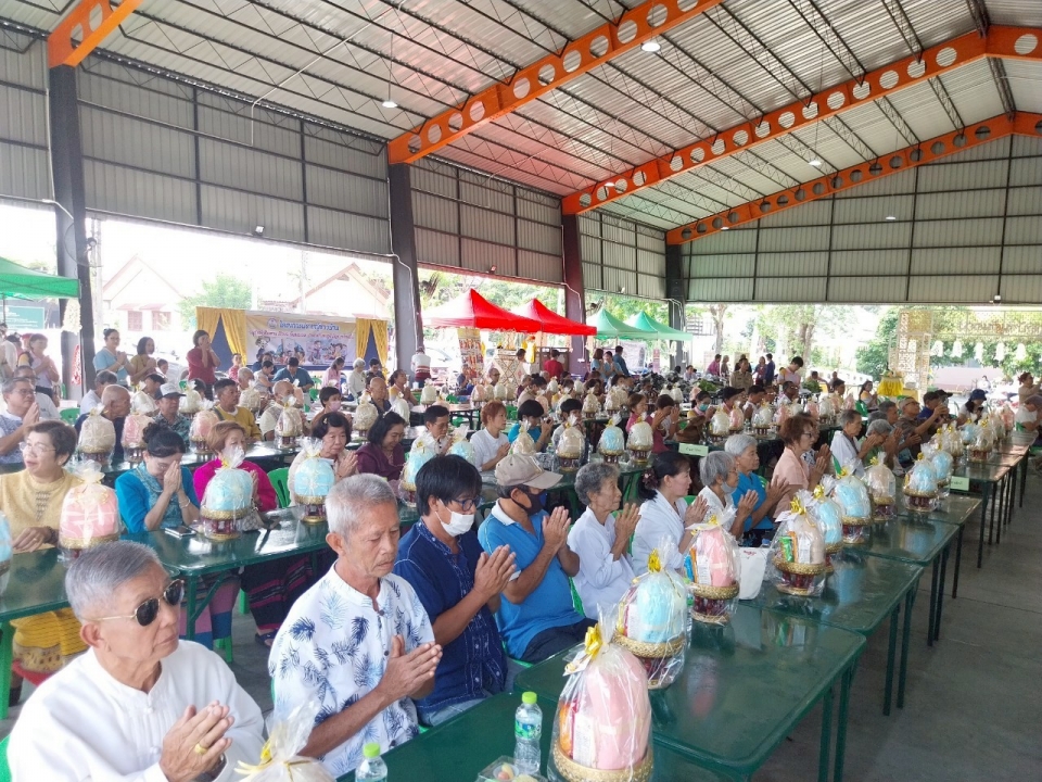 เทศบาลตำบลสันป่าตองจัดทำโครงการสืบสานประเพณี วัฒนธรรมล้านนา สระเกล้าดำหัวผู้สูงอายุ ประจำปีงบประมาณ พ.ศ.2568 ภาพที่ 35 | https://www.sanpatong.go.th