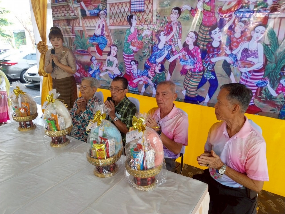 เทศบาลตำบลสันป่าตองจัดทำโครงการสืบสานประเพณี วัฒนธรรมล้านนา สระเกล้าดำหัวผู้สูงอายุ ประจำปีงบประมาณ พ.ศ.2568 ภาพที่ 36 | https://www.sanpatong.go.th