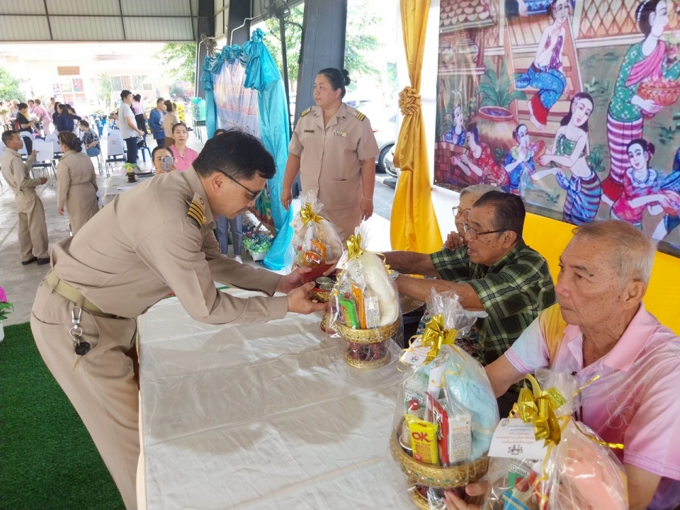 เทศบาลตำบลสันป่าตองจัดทำโครงการสืบสานประเพณี วัฒนธรรมล้านนา สระเกล้าดำหัวผู้สูงอายุ ประจำปีงบประมาณ พ.ศ.2568 ภาพที่ 37 | https://www.sanpatong.go.th