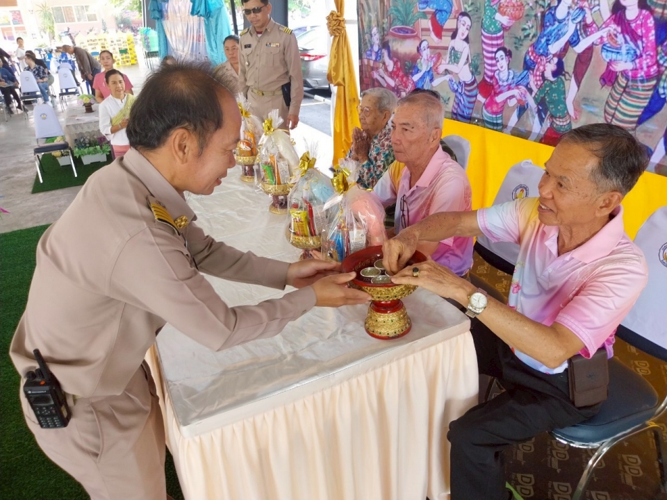 เทศบาลตำบลสันป่าตองจัดทำโครงการสืบสานประเพณี วัฒนธรรมล้านนา สระเกล้าดำหัวผู้สูงอายุ ประจำปีงบประมาณ พ.ศ.2568 ภาพที่ 38 | https://www.sanpatong.go.th