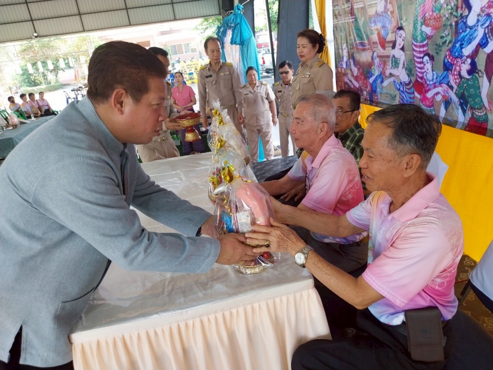 เทศบาลตำบลสันป่าตองจัดทำโครงการสืบสานประเพณี วัฒนธรรมล้านนา สระเกล้าดำหัวผู้สูงอายุ ประจำปีงบประมาณ พ.ศ.2568 ภาพที่ 39 | https://www.sanpatong.go.th