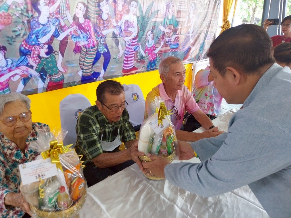 เทศบาลตำบลสันป่าตองจัดทำโครงการสืบสานประเพณี วัฒนธรรมล้านนา สระเกล้าดำหัวผู้สูงอายุ ประจำปีงบประมาณ พ.ศ.2568 ภาพที่ 40 | https://www.sanpatong.go.th