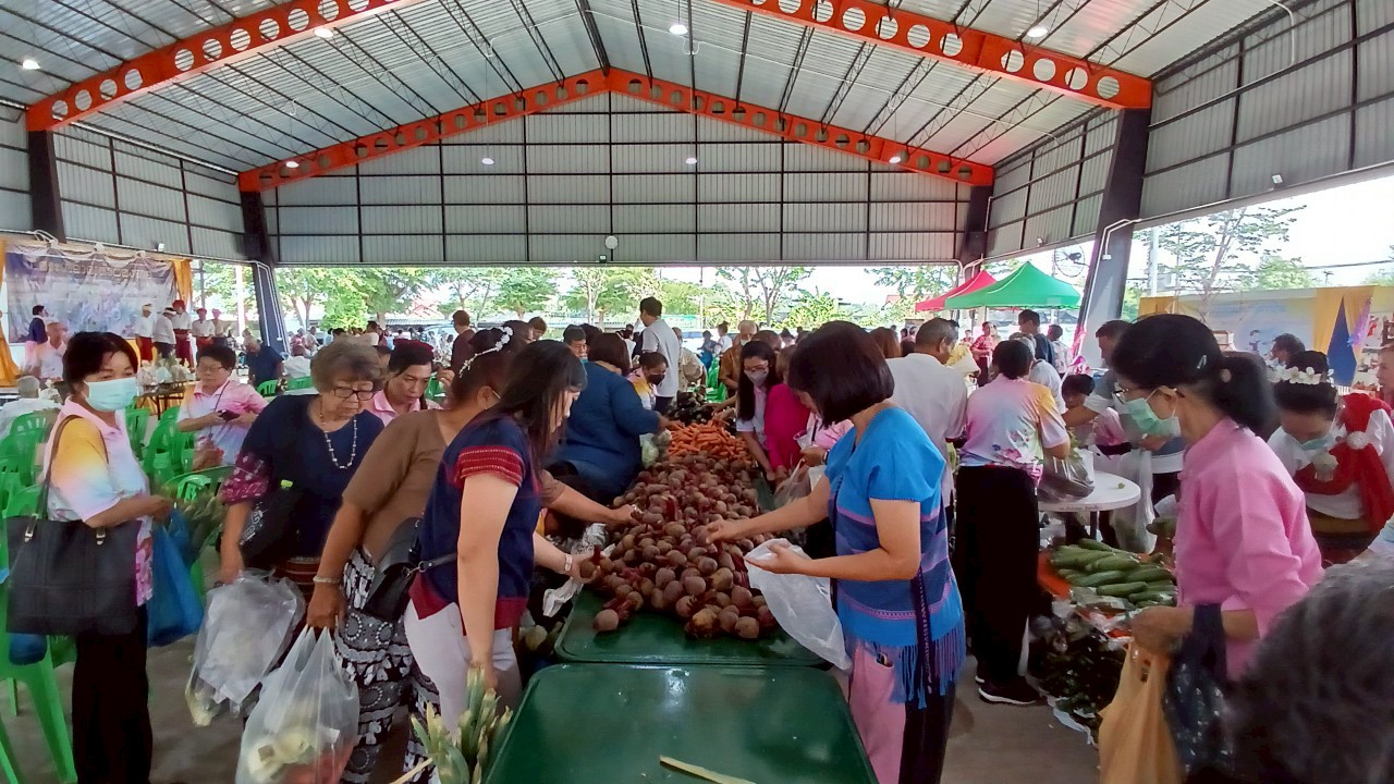 เทศบาลตำบลสันป่าตองจัดทำโครงการสืบสานประเพณี วัฒนธรรมล้านนา สระเกล้าดำหัวผู้สูงอายุ ประจำปีงบประมาณ พ.ศ.2568 ภาพที่ 8 | https://www.sanpatong.go.th