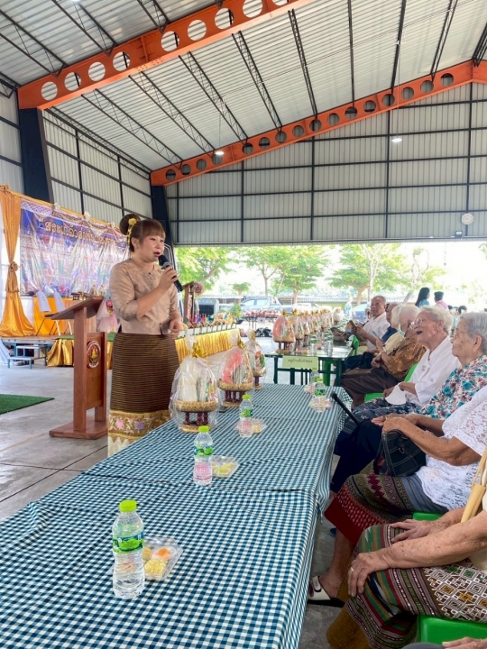 เทศบาลตำบลสันป่าตองจัดทำโครงการสืบสานประเพณี วัฒนธรรมล้านนา สระเกล้าดำหัวผู้สูงอายุ ประจำปีงบประมาณ พ.ศ.2568 ภาพที่ 11 | https://www.sanpatong.go.th