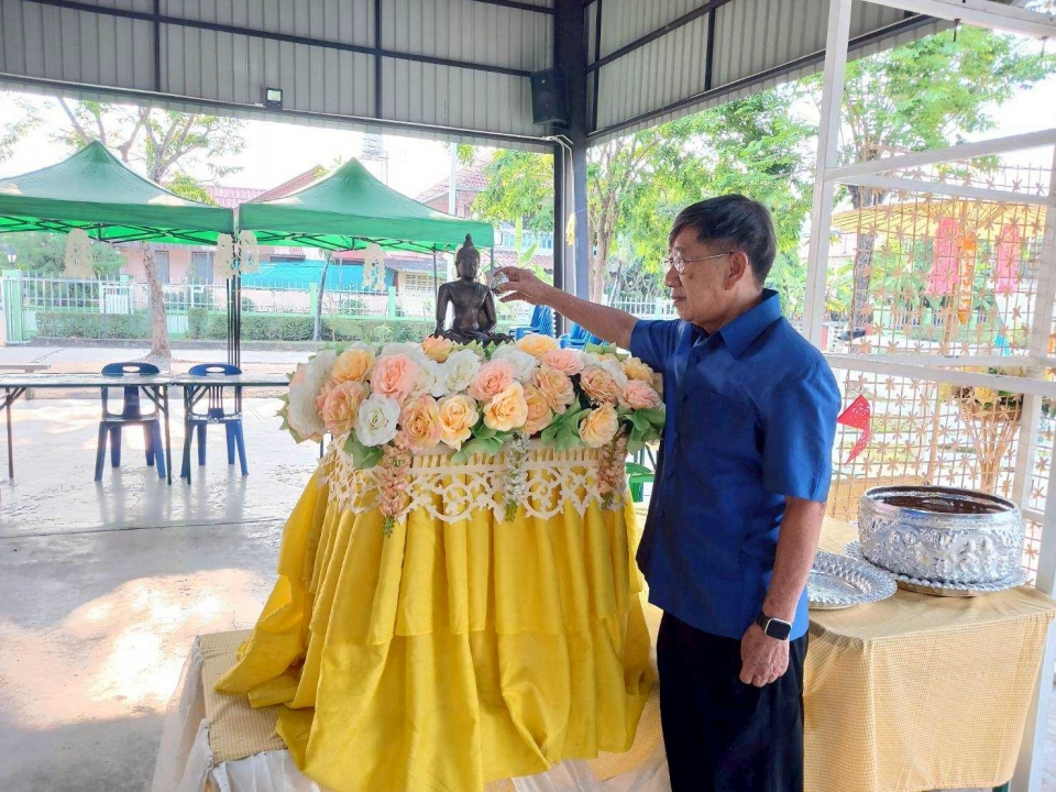 เทศบาลตำบลสันป่าตองจัดทำโครงการสืบสานประเพณี วัฒนธรรมล้านนา สระเกล้าดำหัวผู้สูงอายุ ประจำปีงบประมาณ พ.ศ.2568 ภาพที่ 12 | https://www.sanpatong.go.th
