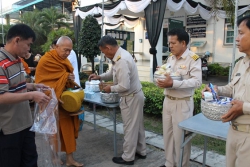 02122016_100123.JPG - พิธีบำเพ็ญกุศลปัญญาสมวาร(50วัน) เพื่อถวายเป็นพระราชกุศลแด่พระบาทสมเด็จพระปรมินทรภูมิพลอดุลยเดช | https://www.sanpatong.go.th