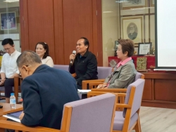 180406_0.jpg - นายกเทศมนตรีตำบลสันป่าตองได้มอบหมายให้นายศรีทอน ปัญญา รองนายกเทศมนตรีฯ และ ดร.กมลวรรณ ศรีเจริญจิตร์ เข้าร่วมเวทีเสวนาแลกเปลี่ยนเรียนรู้ บูรณาการพันธกิจทางการศึกษา ณ ห้องประชุมหอประวัติมหาวิทยาลัยพายัพ  | https://www.sanpatong.go.th