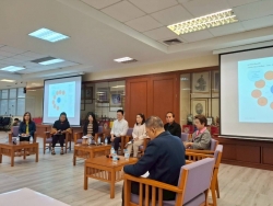 180407_0.jpg - นายกเทศมนตรีตำบลสันป่าตองได้มอบหมายให้นายศรีทอน ปัญญา รองนายกเทศมนตรีฯ และ ดร.กมลวรรณ ศรีเจริญจิตร์ เข้าร่วมเวทีเสวนาแลกเปลี่ยนเรียนรู้ บูรณาการพันธกิจทางการศึกษา ณ ห้องประชุมหอประวัติมหาวิทยาลัยพายัพ  | https://www.sanpatong.go.th
