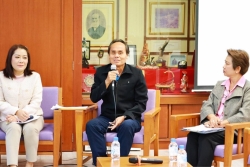 180456.jpg - นายกเทศมนตรีตำบลสันป่าตองได้มอบหมายให้นายศรีทอน ปัญญา รองนายกเทศมนตรีฯ และ ดร.กมลวรรณ ศรีเจริญจิตร์ เข้าร่วมเวทีเสวนาแลกเปลี่ยนเรียนรู้ บูรณาการพันธกิจทางการศึกษา ณ ห้องประชุมหอประวัติมหาวิทยาลัยพายัพ  | https://www.sanpatong.go.th