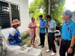 เทศบาลตำบลสันป่าตอง ลงพื้นที่มอบแพมเพิส แก่ผู้พิการและผู้สูงอายุ ในเขตเทศบาลตำบลสันป่าตอง ภาพที่ 7 | https://www.sanpatong.go.th
