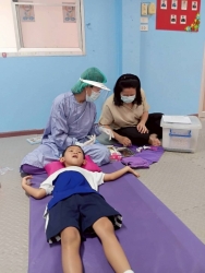 จัดบริการตรวจสุขภาพช่องปากและให้บริการเคลือบฟลูออไรด์ในเด็กนักเรียนกลุ่มปฐมวัย ของศูนย์พัฒนาเด็กเล็กเทศบาลตำบลสันป่าตอง โดยโรงพยาบาลสันป่าตอง ภาพที่ 3 | https://www.sanpatong.go.th