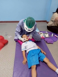 จัดบริการตรวจสุขภาพช่องปากและให้บริการเคลือบฟลูออไรด์ในเด็กนักเรียนกลุ่มปฐมวัย ของศูนย์พัฒนาเด็กเล็กเทศบาลตำบลสันป่าตอง โดยโรงพยาบาลสันป่าตอง ภาพที่ 4 | https://www.sanpatong.go.th