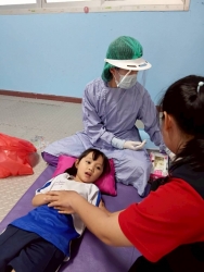จัดบริการตรวจสุขภาพช่องปากและให้บริการเคลือบฟลูออไรด์ในเด็กนักเรียนกลุ่มปฐมวัย ของศูนย์พัฒนาเด็กเล็กเทศบาลตำบลสันป่าตอง โดยโรงพยาบาลสันป่าตอง ภาพที่ 5 | https://www.sanpatong.go.th