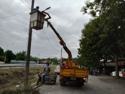 4.jpg -  ตรวจเช็คระบบไฟฟ้าพร้อมดำเนินการติดตั้ง บริเวณสถานที่จัดงานวันลอยกระทง ประจำปี 2568 | https://www.sanpatong.go.th