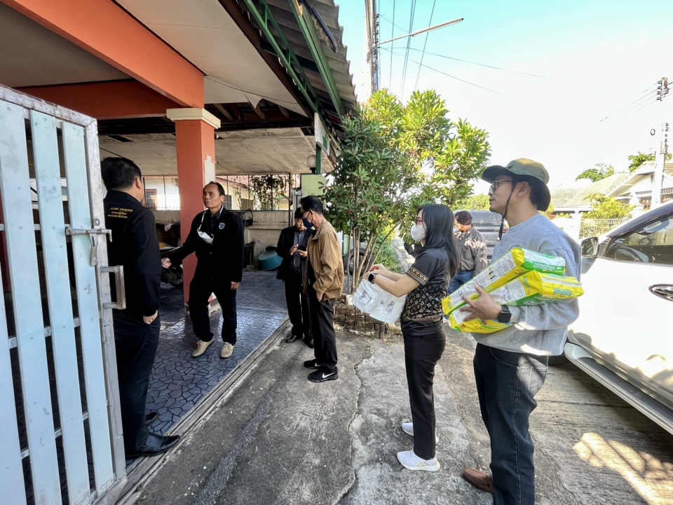 ลงพื้นที่มอบแพมเพิสและแผ่นรองซับ ให้กับคนพิการ (ติดเตียง) ในเขตเทศบาลตำบลสันป่าตอง ภาพที่ 8 | https://www.sanpatong.go.th