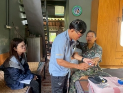 วัน อังคาร ที่ 2 ธันวาคม 2568 กองสาธารณสุขและสิ่งแวดล้อม นำโดย นายศรีทอน ปัญญา รองนายกเทศมนตรี พยาบาลวิชาชีพ และนักกายภาพบำบัด ร่วมกับ อสม. ในพื้นที่ชุมชนหลังตลาด ลงชุมชนเยี่ยมบ้านผู้ที่มีภาวะพึ่งพิง เพื่อประเมินร่างกาย ตรวจสุขภาพเบื้องต้น รวมถึงให้คำแนะนำด้านดูแลสุขภาพ พร้อมมอบของอุปโภคบริโภคให้กับ ภาพที่ 10 | https://www.sanpatong.go.th