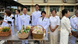เทศบาลตำบลสันป่าตอง ได้เข้าร่วมพิธีเนื่องในวันคล้ายวันพระบรมราชสมภพพระบาทสมเด็จพระบรมชนกาธิเบศร มหาภูมิพลอดุลยเดชมหาราช บรมนาถบพิตร วันชาติ และวันพ่อแห่งชาติ 5 ธันวาคม 2568  ภาพที่ 7 | https://www.sanpatong.go.th