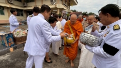 เทศบาลตำบลสันป่าตอง ได้เข้าร่วมพิธีเนื่องในวันคล้ายวันพระบรมราชสมภพพระบาทสมเด็จพระบรมชนกาธิเบศร มหาภูมิพลอดุลยเดชมหาราช บรมนาถบพิตร วันชาติ และวันพ่อแห่งชาติ 5 ธันวาคม 2568  ภาพที่ 9 | https://www.sanpatong.go.th