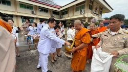 เทศบาลตำบลสันป่าตอง ได้เข้าร่วมพิธีเนื่องในวันคล้ายวันพระบรมราชสมภพพระบาทสมเด็จพระบรมชนกาธิเบศร มหาภูมิพลอดุลยเดชมหาราช บรมนาถบพิตร วันชาติ และวันพ่อแห่งชาติ 5 ธันวาคม 2568  ภาพที่ 10 | https://www.sanpatong.go.th