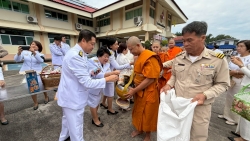 เทศบาลตำบลสันป่าตอง ได้เข้าร่วมพิธีเนื่องในวันคล้ายวันพระบรมราชสมภพพระบาทสมเด็จพระบรมชนกาธิเบศร มหาภูมิพลอดุลยเดชมหาราช บรมนาถบพิตร วันชาติ และวันพ่อแห่งชาติ 5 ธันวาคม 2568  ภาพที่ 11 | https://www.sanpatong.go.th