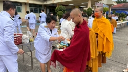 เทศบาลตำบลสันป่าตอง ได้เข้าร่วมพิธีเนื่องในวันคล้ายวันพระบรมราชสมภพพระบาทสมเด็จพระบรมชนกาธิเบศร มหาภูมิพลอดุลยเดชมหาราช บรมนาถบพิตร วันชาติ และวันพ่อแห่งชาติ 5 ธันวาคม 2568  ภาพที่ 12 | https://www.sanpatong.go.th