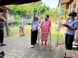 S__18169862_0.jpg - วันอังคาร ที่ 8 ธันวาคม 2568 กองสาธารณสุขและสิ่งแวดล้อม นำโดย นักกายภาพบำบัด ร่วมกับ อสม. ในพื้นที่ชุมชนหลังอำเภอ ลงชุมชนเยี่ยมบ้านผู้ที่มีภาวะพึ่งพิง จำนวนทั้งหมด 3 ราย เพื่อประเมินร่างกาย ตรวจสุขภาพเบื้องต้น รวมถึงให้คำแนะนำด้านดูแลสุขภาพ พร้อมมอบของอุปโภคบริโภคให้กับผู้ที่มีภาวะพึ่งพิง  | https://www.sanpatong.go.th