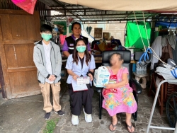 S__18169864_0.jpg - วันอังคาร ที่ 8 ธันวาคม 2568 กองสาธารณสุขและสิ่งแวดล้อม นำโดย นักกายภาพบำบัด ร่วมกับ อสม. ในพื้นที่ชุมชนหลังอำเภอ ลงชุมชนเยี่ยมบ้านผู้ที่มีภาวะพึ่งพิง จำนวนทั้งหมด 3 ราย เพื่อประเมินร่างกาย ตรวจสุขภาพเบื้องต้น รวมถึงให้คำแนะนำด้านดูแลสุขภาพ พร้อมมอบของอุปโภคบริโภคให้กับผู้ที่มีภาวะพึ่งพิง  | https://www.sanpatong.go.th