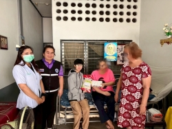 S__18169865_0.jpg - วันอังคาร ที่ 8 ธันวาคม 2568 กองสาธารณสุขและสิ่งแวดล้อม นำโดย นักกายภาพบำบัด ร่วมกับ อสม. ในพื้นที่ชุมชนหลังอำเภอ ลงชุมชนเยี่ยมบ้านผู้ที่มีภาวะพึ่งพิง จำนวนทั้งหมด 3 ราย เพื่อประเมินร่างกาย ตรวจสุขภาพเบื้องต้น รวมถึงให้คำแนะนำด้านดูแลสุขภาพ พร้อมมอบของอุปโภคบริโภคให้กับผู้ที่มีภาวะพึ่งพิง  | https://www.sanpatong.go.th