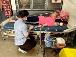 S__18169866_0.jpg - วันอังคาร ที่ 8 ธันวาคม 2568 กองสาธารณสุขและสิ่งแวดล้อม นำโดย นักกายภาพบำบัด ร่วมกับ อสม. ในพื้นที่ชุมชนหลังอำเภอ ลงชุมชนเยี่ยมบ้านผู้ที่มีภาวะพึ่งพิง จำนวนทั้งหมด 3 ราย เพื่อประเมินร่างกาย ตรวจสุขภาพเบื้องต้น รวมถึงให้คำแนะนำด้านดูแลสุขภาพ พร้อมมอบของอุปโภคบริโภคให้กับผู้ที่มีภาวะพึ่งพิง  | https://www.sanpatong.go.th