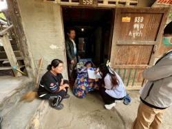 S__18169867_0.jpg - วันอังคาร ที่ 8 ธันวาคม 2568 กองสาธารณสุขและสิ่งแวดล้อม นำโดย นักกายภาพบำบัด ร่วมกับ อสม. ในพื้นที่ชุมชนหลังอำเภอ ลงชุมชนเยี่ยมบ้านผู้ที่มีภาวะพึ่งพิง จำนวนทั้งหมด 3 ราย เพื่อประเมินร่างกาย ตรวจสุขภาพเบื้องต้น รวมถึงให้คำแนะนำด้านดูแลสุขภาพ พร้อมมอบของอุปโภคบริโภคให้กับผู้ที่มีภาวะพึ่งพิง  | https://www.sanpatong.go.th