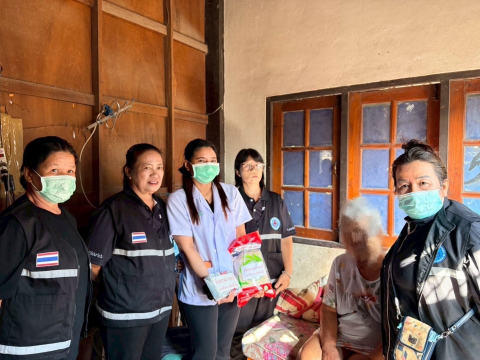 วันอังคาร ที่ 16 ธันวาคม 2568 กองสาธารณสุขและสิ่งแวดล้อม นำโดย นักกายภาพบำบัด ร่วมกับ อสม. ในพื้นที่ชุมชนบ้านพักป่าไม้ ลงชุมชนเยี่ยมบ้านผู้ที่มีภาวะพึ่งพิง จำนวนทั้งหมด 4 ราย เพื่อประเมินร่างกาย ตรวจสุขภาพเบื้องต้น รวมถึงให้คำแนะนำด้านดูแลสุขภาพ พร้อมมอบของอุปโภคบริโภคให้กับผู้ที่มีภาวะพึ่งพิง   ภาพที่ 7 | https://www.sanpatong.go.th