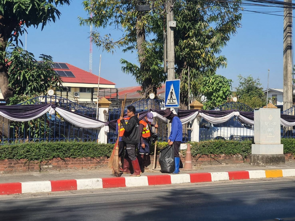 คณะผู้บริหารฯ พร้อมกับเจ้าหน้าที่ กองช่าง และงานป้องกันและบรรเทา เทศบาลตำบลสันป่าตอง ดำเนินการลงพื้นที่เพื่อทำความสะอาดถนน  บริเวณทางเสี่ยงอันตราย ภายในเขตเทศบาลตำบลสันป่าตอง ภาพที่ 5 | https://www.sanpatong.go.th