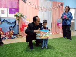 ศูนย์พัฒนาเด็กเล็กเทศบาลตำบลสันป่าตอง จัดโครงการเรียนรู้สู่โลกกว้าง อนุบาลวัยใส(กิจกรรมทำบุญส่งท้ายปีเก่าต้อนรับปีใหม่) ภาพที่ 42 | https://www.sanpatong.go.th