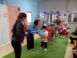 ศูนย์พัฒนาเด็กเล็กเทศบาลตำบลสันป่าตอง จัดโครงการเรียนรู้สู่โลกกว้าง อนุบาลวัยใส(กิจกรรมทำบุญส่งท้ายปีเก่าต้อนรับปีใหม่) ภาพที่ 25 | https://www.sanpatong.go.th