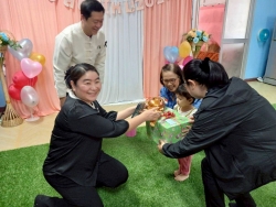 ศูนย์พัฒนาเด็กเล็กเทศบาลตำบลสันป่าตอง จัดโครงการเรียนรู้สู่โลกกว้าง อนุบาลวัยใส(กิจกรรมทำบุญส่งท้ายปีเก่าต้อนรับปีใหม่) ภาพที่ 29 | https://www.sanpatong.go.th
