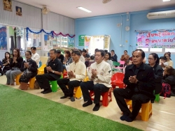ศูนย์พัฒนาเด็กเล็กเทศบาลตำบลสันป่าตอง จัดโครงการเรียนรู้สู่โลกกว้าง อนุบาลวัยใส(กิจกรรมทำบุญส่งท้ายปีเก่าต้อนรับปีใหม่) ภาพที่ 22 | https://www.sanpatong.go.th