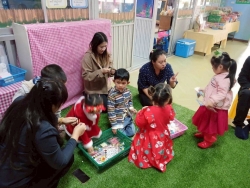 ศูนย์พัฒนาเด็กเล็กเทศบาลตำบลสันป่าตอง จัดโครงการเรียนรู้สู่โลกกว้าง อนุบาลวัยใส(กิจกรรมทำบุญส่งท้ายปีเก่าต้อนรับปีใหม่) ภาพที่ 24 | https://www.sanpatong.go.th