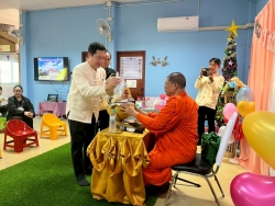 ศูนย์พัฒนาเด็กเล็กเทศบาลตำบลสันป่าตอง จัดโครงการเรียนรู้สู่โลกกว้าง อนุบาลวัยใส(กิจกรรมทำบุญส่งท้ายปีเก่าต้อนรับปีใหม่) ภาพที่ 16 | https://www.sanpatong.go.th