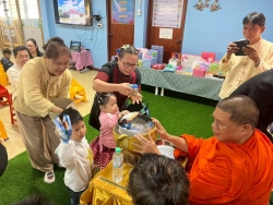 ศูนย์พัฒนาเด็กเล็กเทศบาลตำบลสันป่าตอง จัดโครงการเรียนรู้สู่โลกกว้าง อนุบาลวัยใส(กิจกรรมทำบุญส่งท้ายปีเก่าต้อนรับปีใหม่) ภาพที่ 19 | https://www.sanpatong.go.th