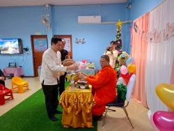 ศูนย์พัฒนาเด็กเล็กเทศบาลตำบลสันป่าตอง จัดโครงการเรียนรู้สู่โลกกว้าง อนุบาลวัยใส(กิจกรรมทำบุญส่งท้ายปีเก่าต้อนรับปีใหม่) ภาพที่ 13 | https://www.sanpatong.go.th