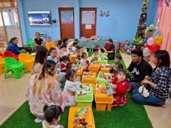 ศูนย์พัฒนาเด็กเล็กเทศบาลตำบลสันป่าตอง จัดโครงการเรียนรู้สู่โลกกว้าง อนุบาลวัยใส(กิจกรรมทำบุญส่งท้ายปีเก่าต้อนรับปีใหม่) ภาพที่ 7 | https://www.sanpatong.go.th