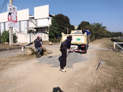 41452.jpg - กองช่าง ได้ดำเนินการซ่อมแซมไหล่ถนนชำรุด ทั้งนี้เพื่อความปลอดภัยของผู้ที่สัญจรไปมา | https://www.sanpatong.go.th