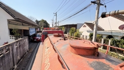 S__21913615.jpg - เทศบาลตำบลสันป่าตอง ร่วมกับ งานป้องกันและบรรเทาภัยได้ฉีดพ่นล้างทำความสะอาดถนนรถฝุ่นละอองและเพื่อความปลอดภัยของผู้ใช้รถใช้ถนน | https://www.sanpatong.go.th