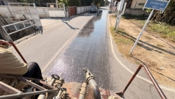 S__21913617.jpg - เทศบาลตำบลสันป่าตอง ร่วมกับ งานป้องกันและบรรเทาภัยได้ฉีดพ่นล้างทำความสะอาดถนนรถฝุ่นละอองและเพื่อความปลอดภัยของผู้ใช้รถใช้ถนน | https://www.sanpatong.go.th