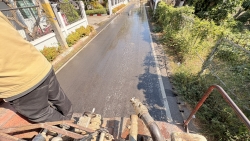 S__21913618.jpg - เทศบาลตำบลสันป่าตอง ร่วมกับ งานป้องกันและบรรเทาภัยได้ฉีดพ่นล้างทำความสะอาดถนนรถฝุ่นละอองและเพื่อความปลอดภัยของผู้ใช้รถใช้ถนน | https://www.sanpatong.go.th