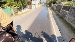 S__21913620.jpg - เทศบาลตำบลสันป่าตอง ร่วมกับ งานป้องกันและบรรเทาภัยได้ฉีดพ่นล้างทำความสะอาดถนนรถฝุ่นละอองและเพื่อความปลอดภัยของผู้ใช้รถใช้ถนน | https://www.sanpatong.go.th