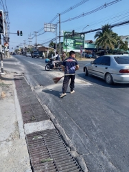 22384.jpg - เทศบาลตำบลสันป่าตองพร้อมกับเจ้าหน้าที่งานป้องกันและบรรเทาสาธารณภัย ได้รับแจ้งว่ามีเศษกรหินดินทรายหล่นบริเวณแยกทอกสจึงได้ไปดำเนินการเก็บกวาดเพื่อความปลอดภัยในการจราจรของประชาชน | https://www.sanpatong.go.th