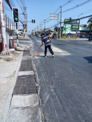 22385.jpg - เทศบาลตำบลสันป่าตองพร้อมกับเจ้าหน้าที่งานป้องกันและบรรเทาสาธารณภัย ได้รับแจ้งว่ามีเศษกรหินดินทรายหล่นบริเวณแยกทอกสจึงได้ไปดำเนินการเก็บกวาดเพื่อความปลอดภัยในการจราจรของประชาชน | https://www.sanpatong.go.th