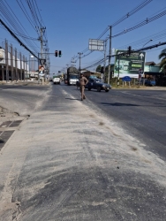 22386.jpg - เทศบาลตำบลสันป่าตองพร้อมกับเจ้าหน้าที่งานป้องกันและบรรเทาสาธารณภัย ได้รับแจ้งว่ามีเศษกรหินดินทรายหล่นบริเวณแยกทอกสจึงได้ไปดำเนินการเก็บกวาดเพื่อความปลอดภัยในการจราจรของประชาชน | https://www.sanpatong.go.th